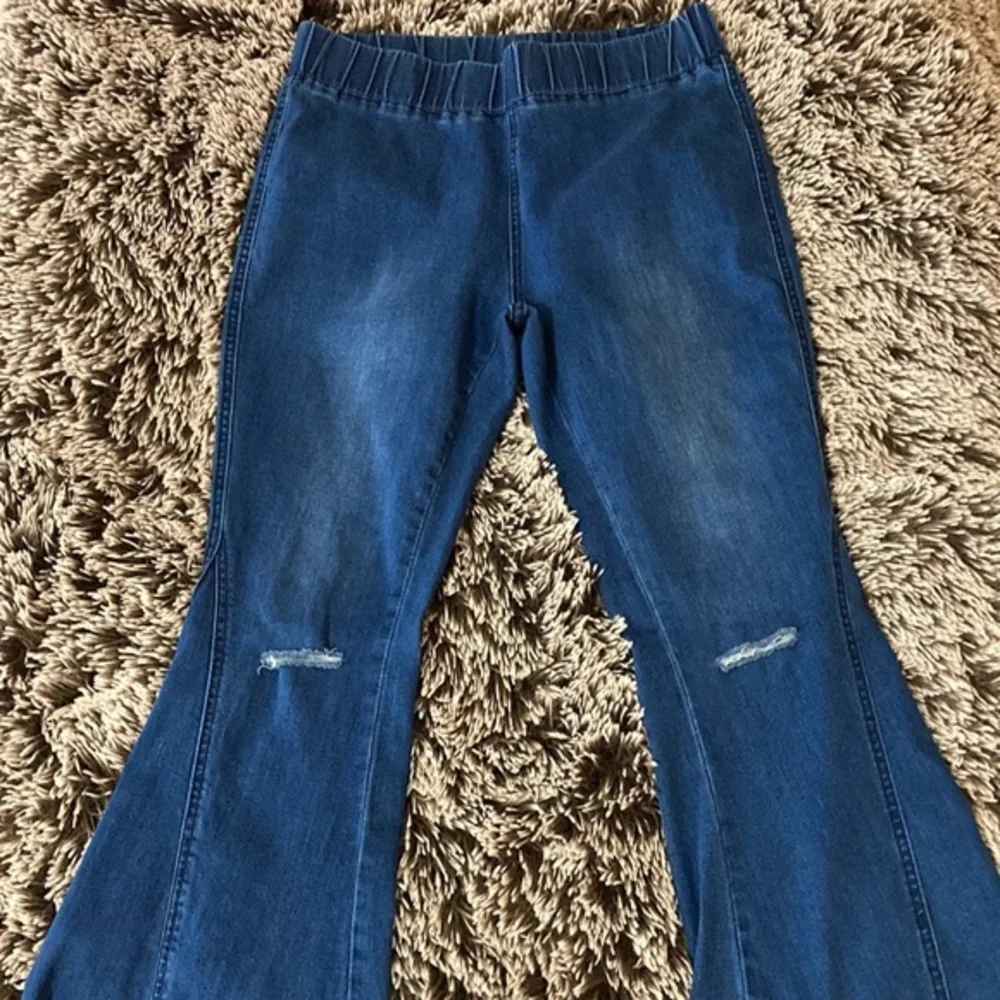 The Logan high waist Flares in dark denim. Elastic waist. Sz L. Boutique